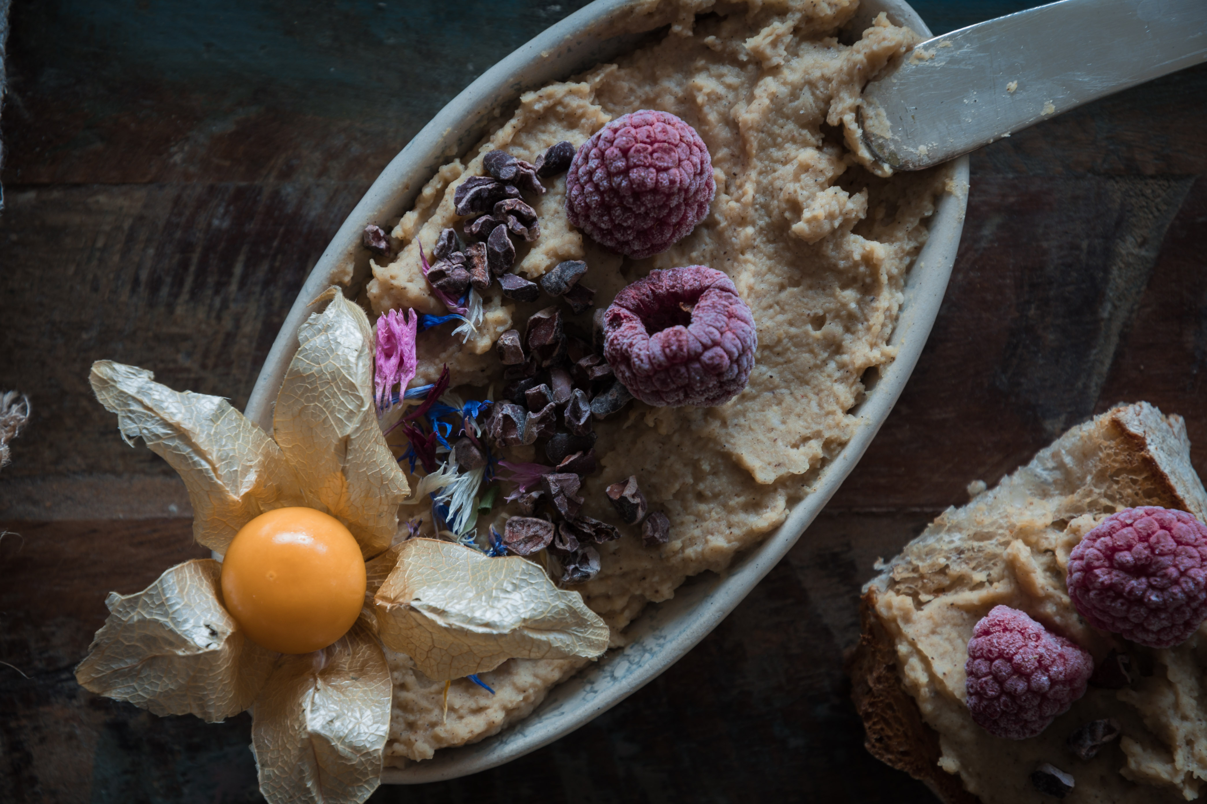 Süsser Hummus mit Kokosmus und Dattelhonig 