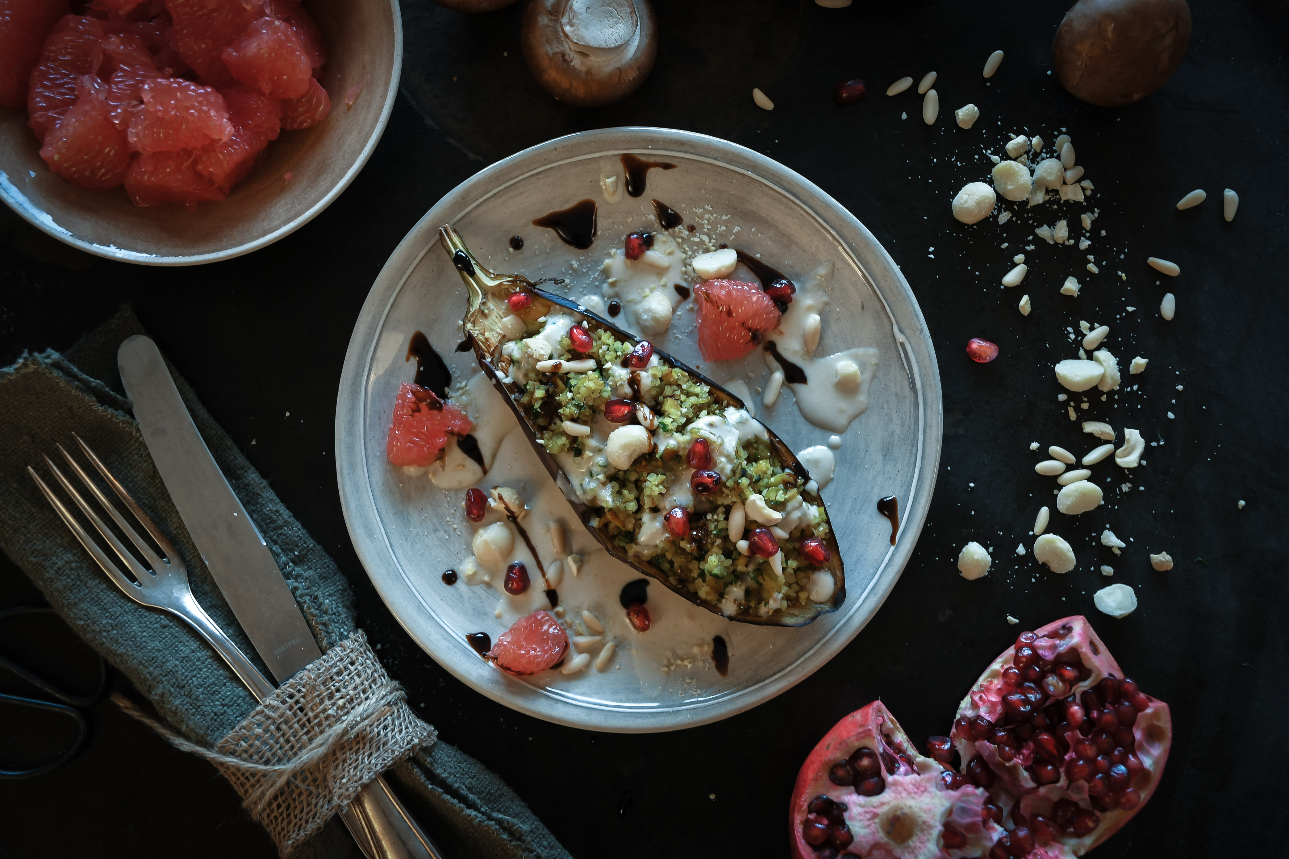 Gebackene und gefüllte Aubergine 