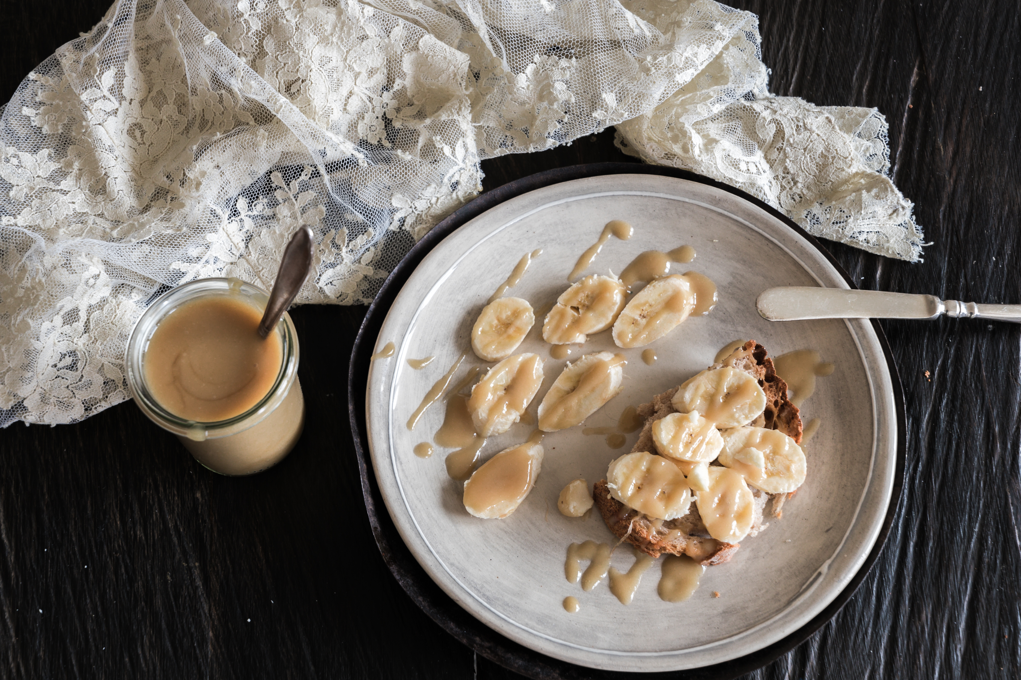 Banana Toast mit Tahini Caramel 