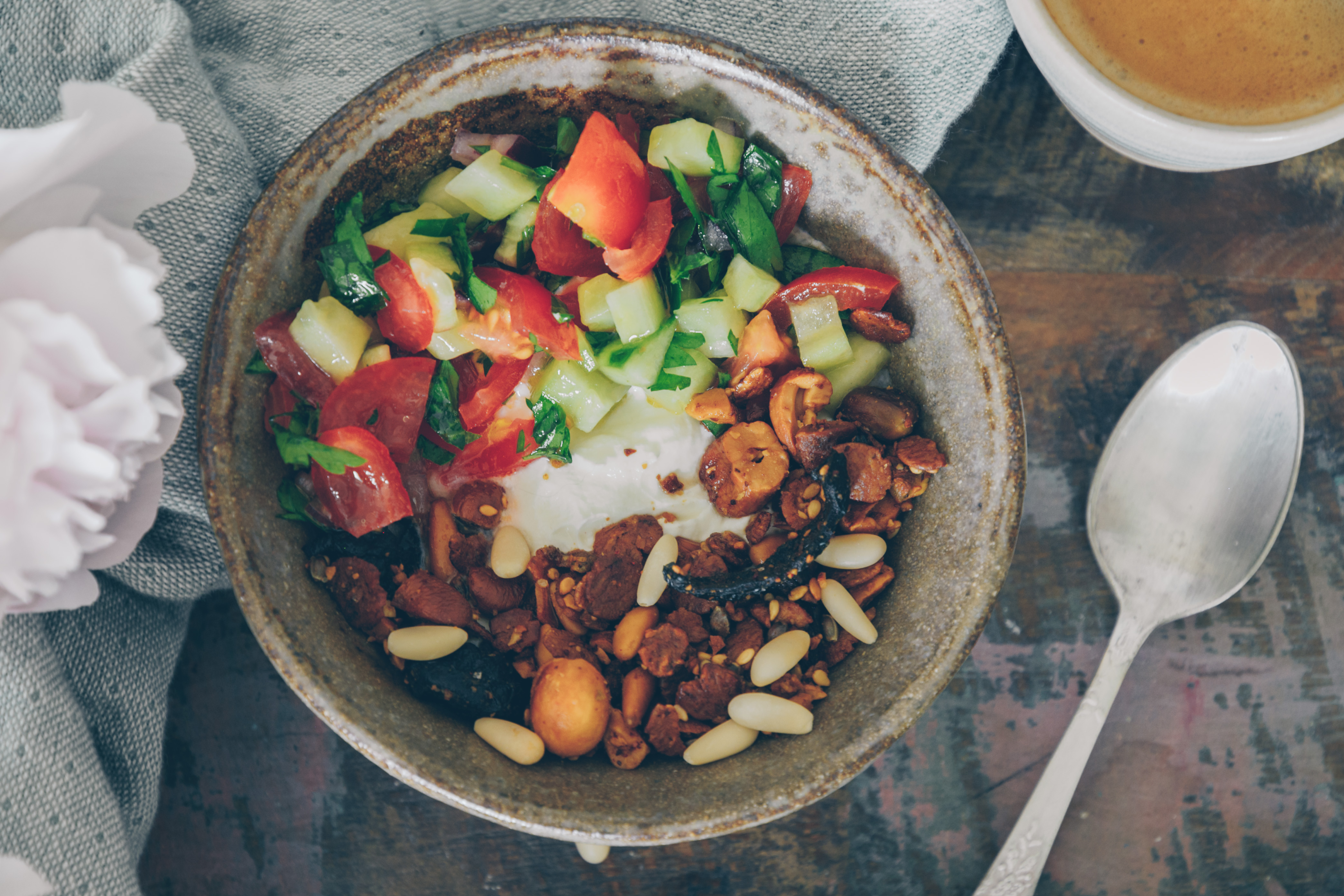 salziges, knuspriges Müesli mit Gurken-Tomatensalat auf Jogurt
