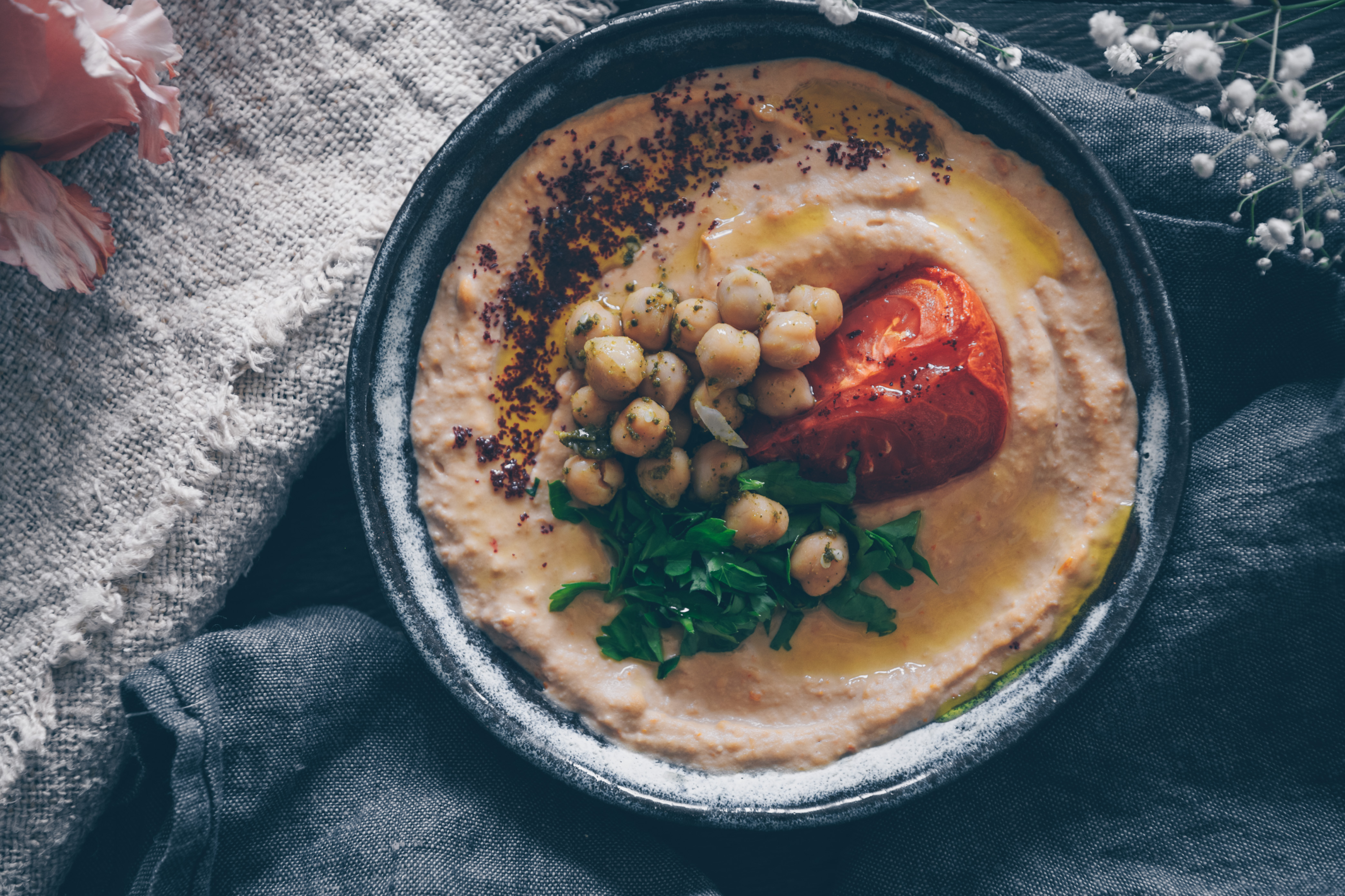 rote Tahina mit getrockneten Tomaten und eingelegten Salzzitronen