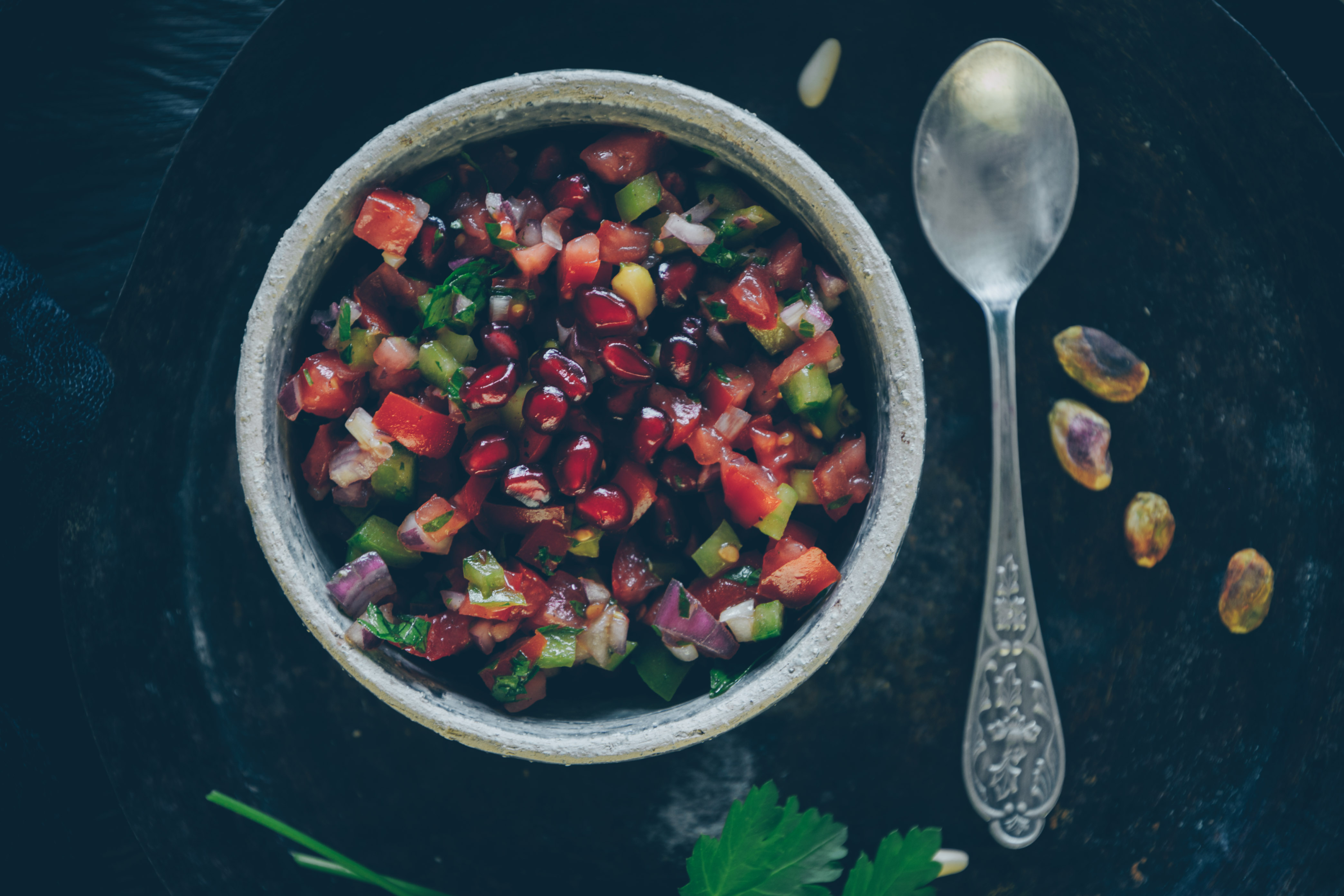Tomaten, Granatäpfel und geröstete Nüsse