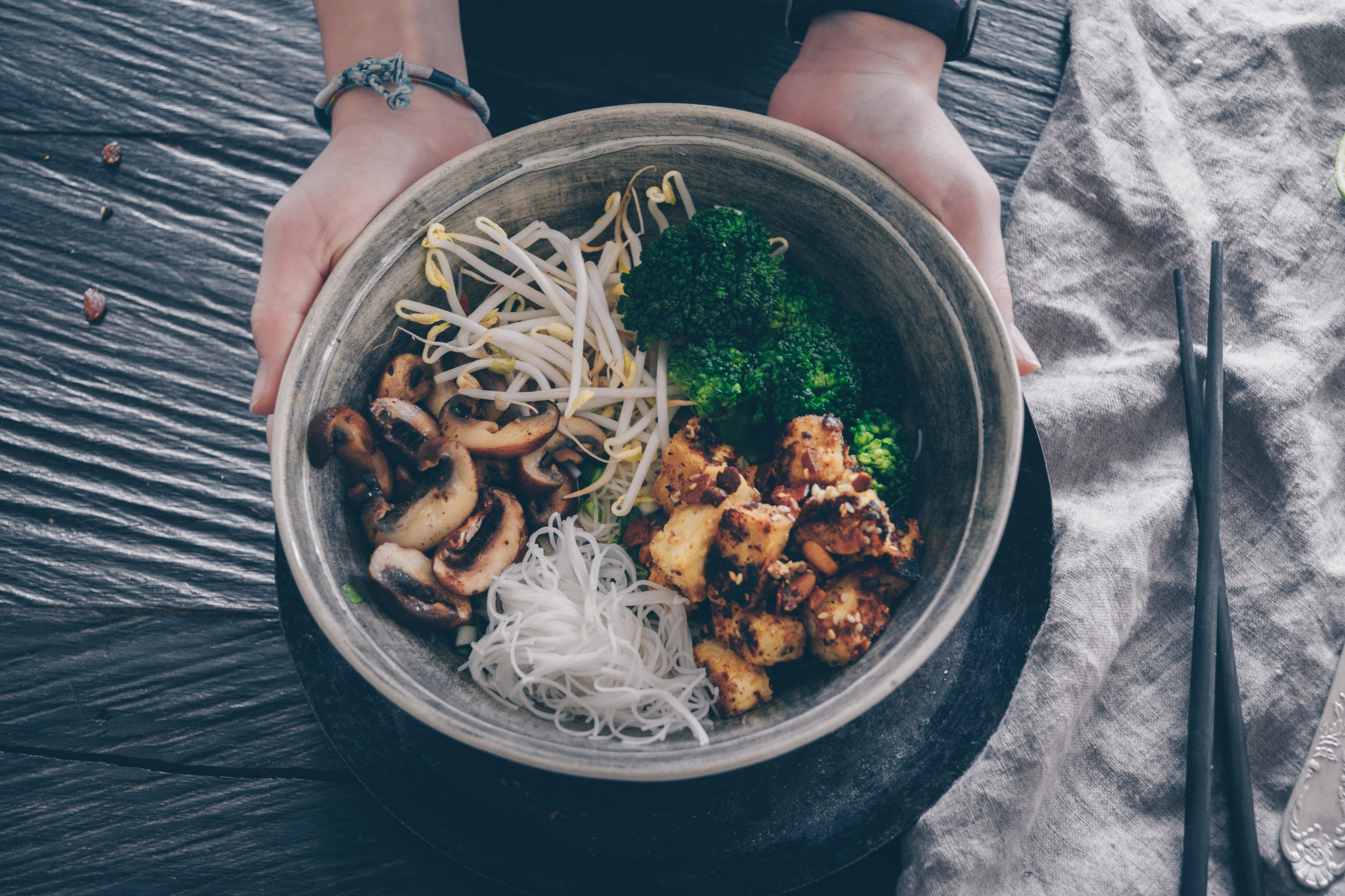 Asia Bowl mit frischem Gemüse und mariniertem Tofu