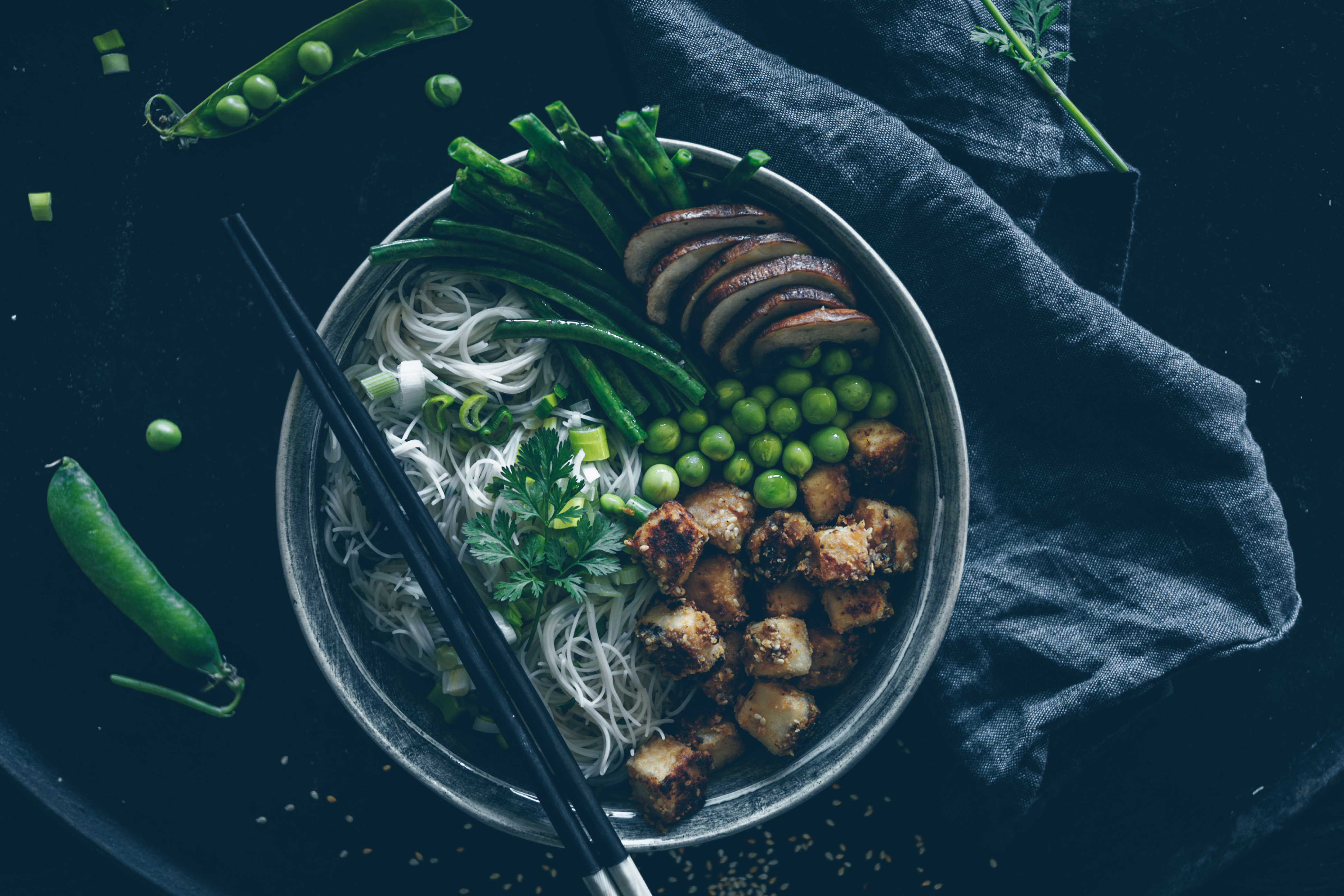 Asia Bowl: Reisnudeln mit frischen Kräutern an einem asiatischen Dressing mit frischem Gemüse & Tofu