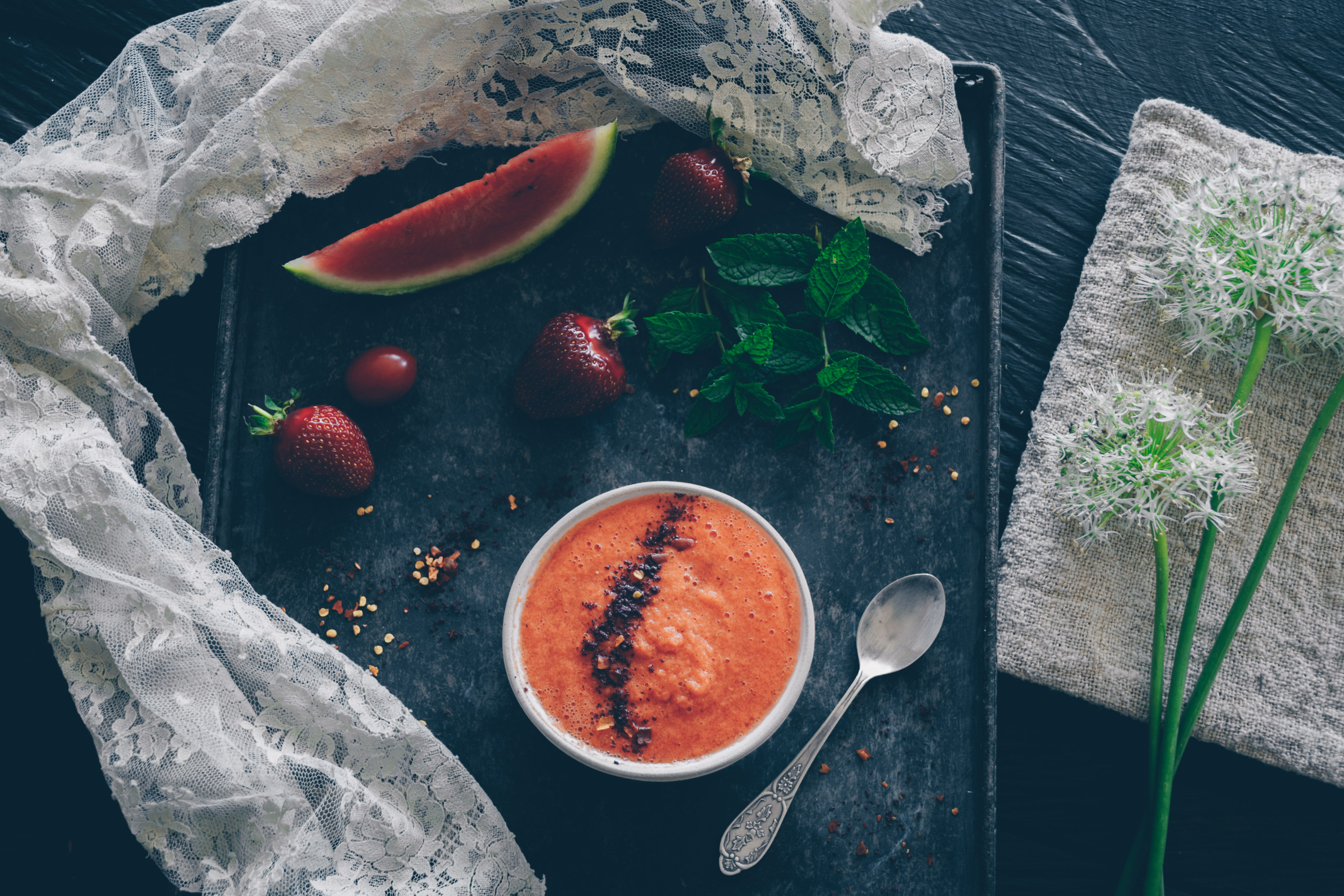 Kalte Sommerschale: Gazpacho mit Wassermelone und Erdbeeren