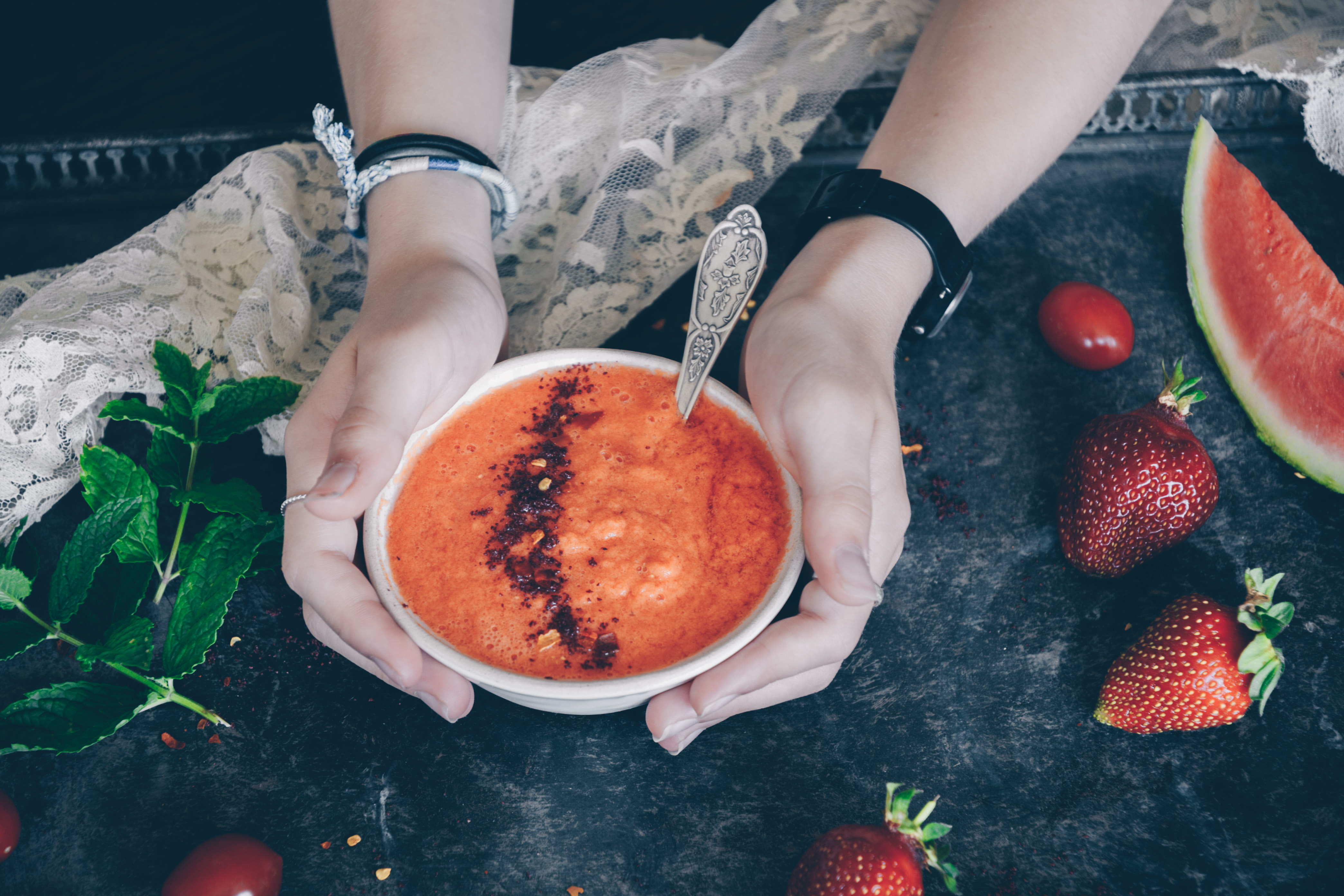 Kalte Sommerschale: Gazpacho mit Wassermelone und Erdbeeren
