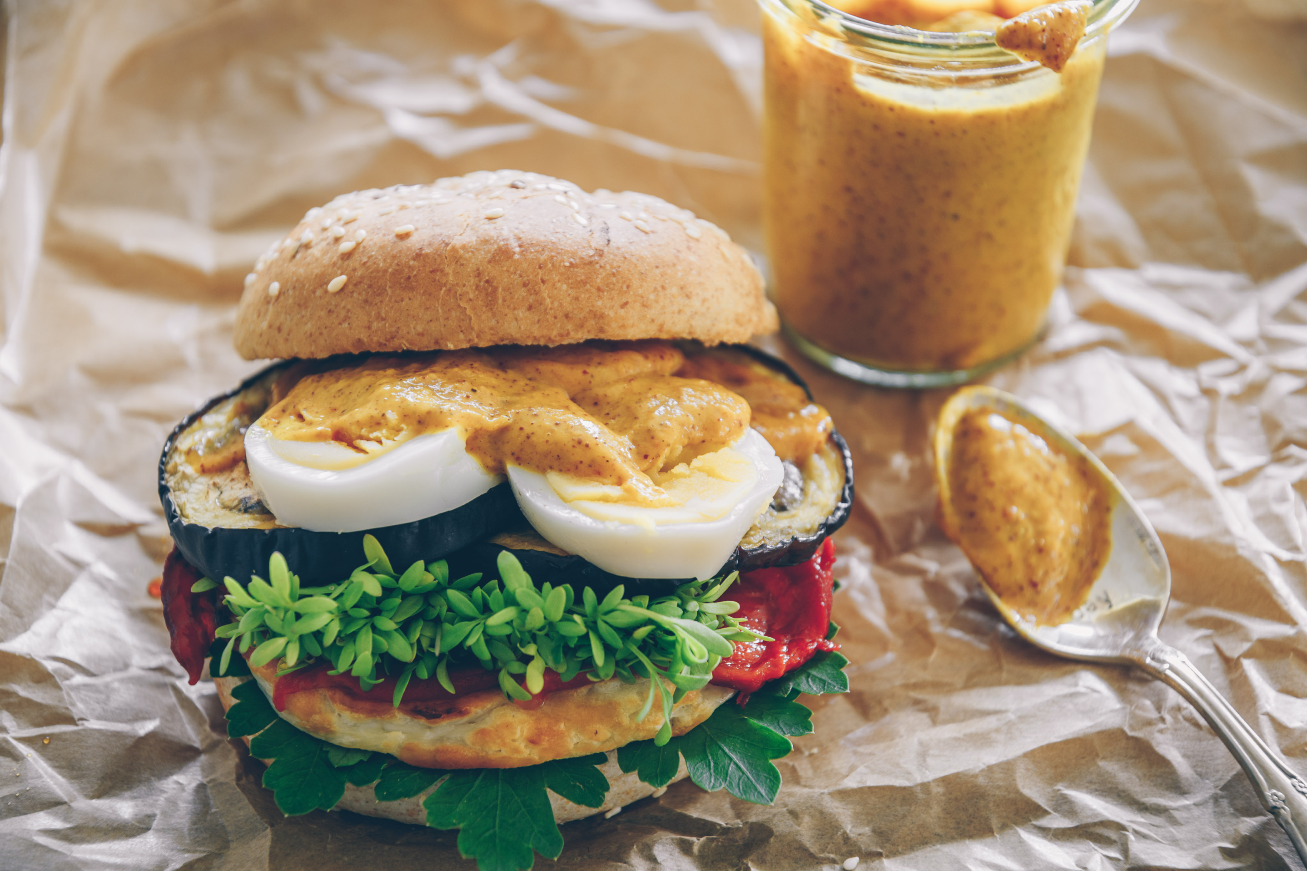 Sabich-Burger mit Halloumi und Amba