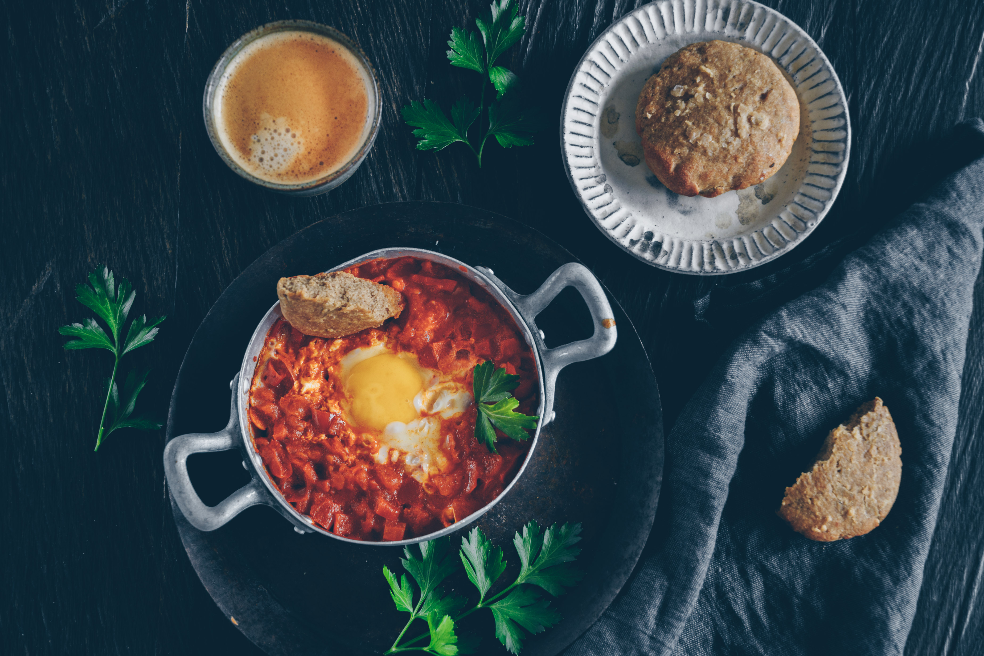 Shakshuka und Kaffee zum Frühstück 