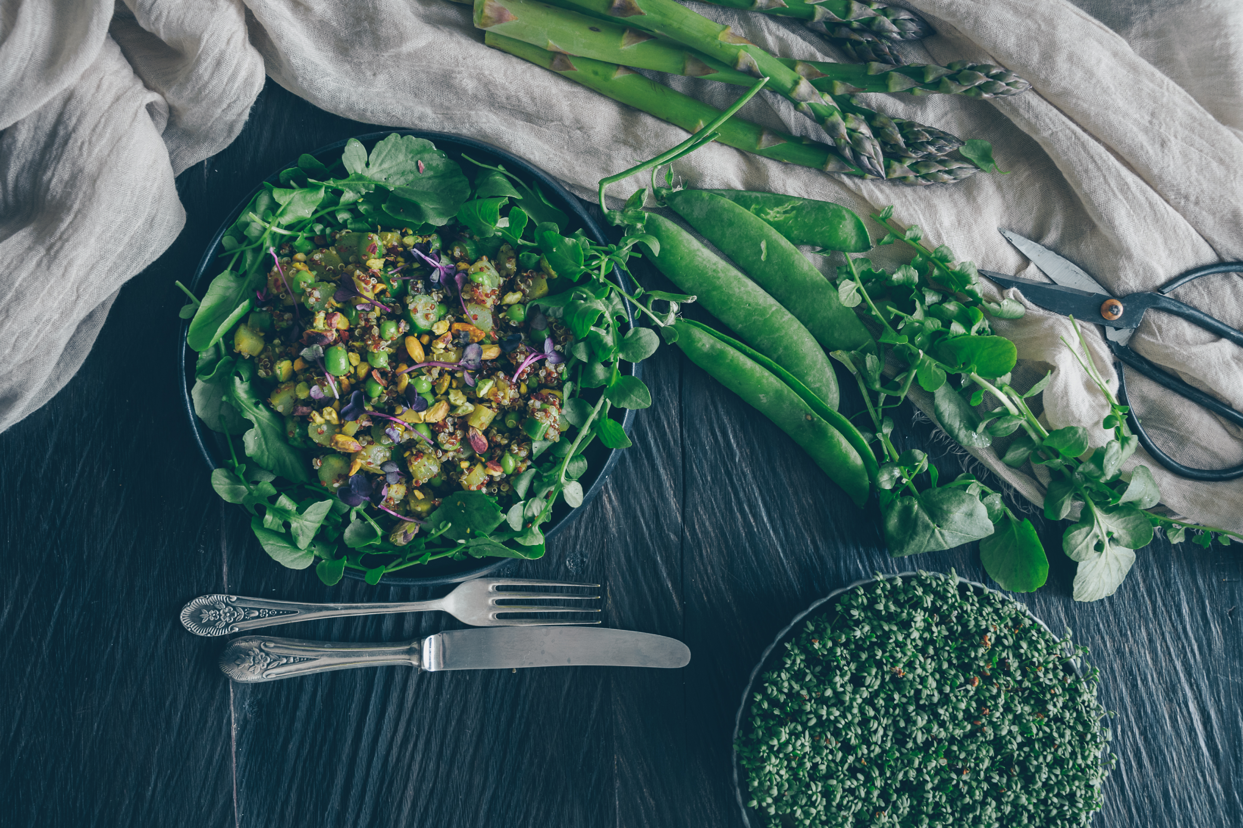 Grün hat Saison: Quinoa Salat mit frischem Grün