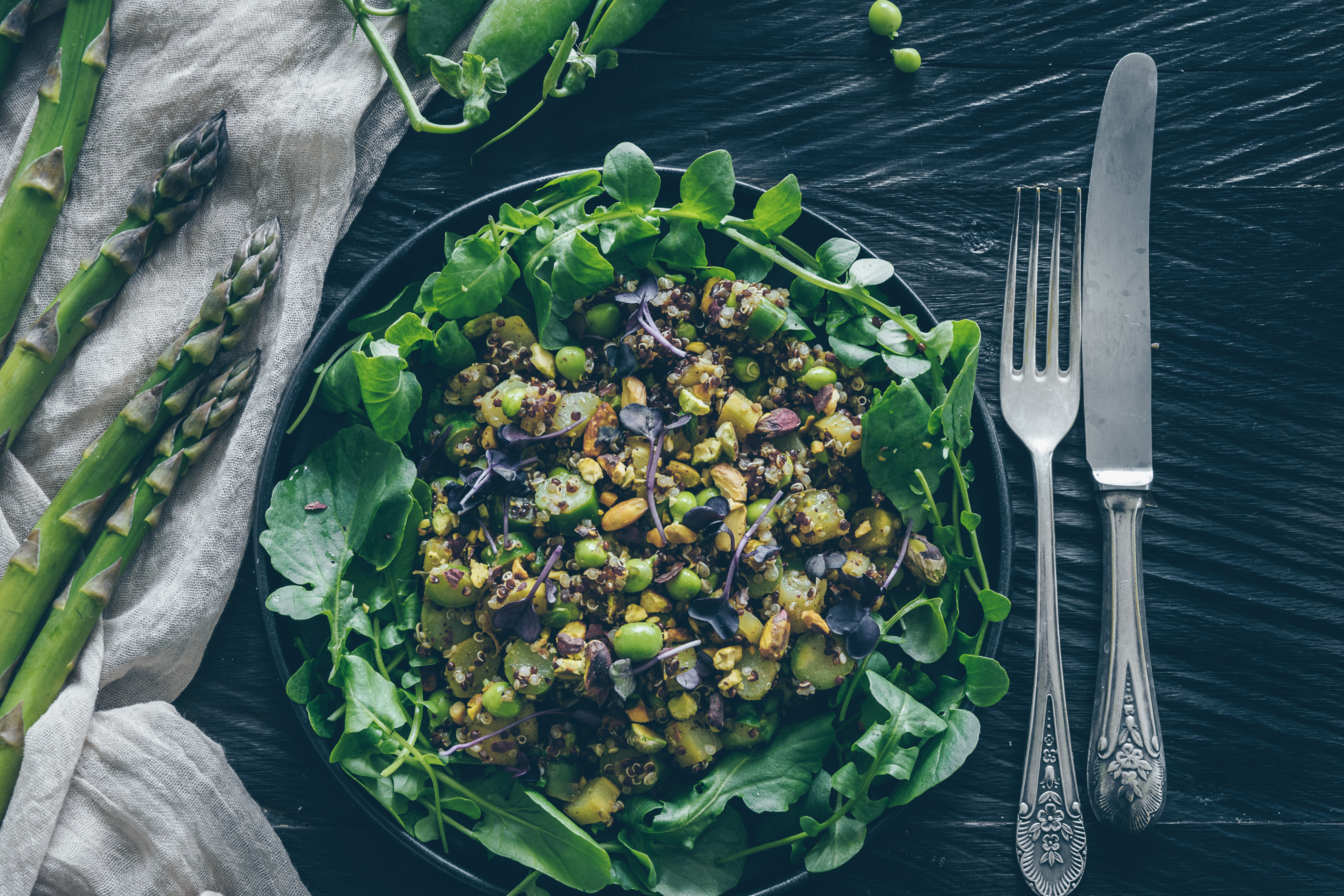 Quinoa Salat mit frischen Erbsen und Spargeln 