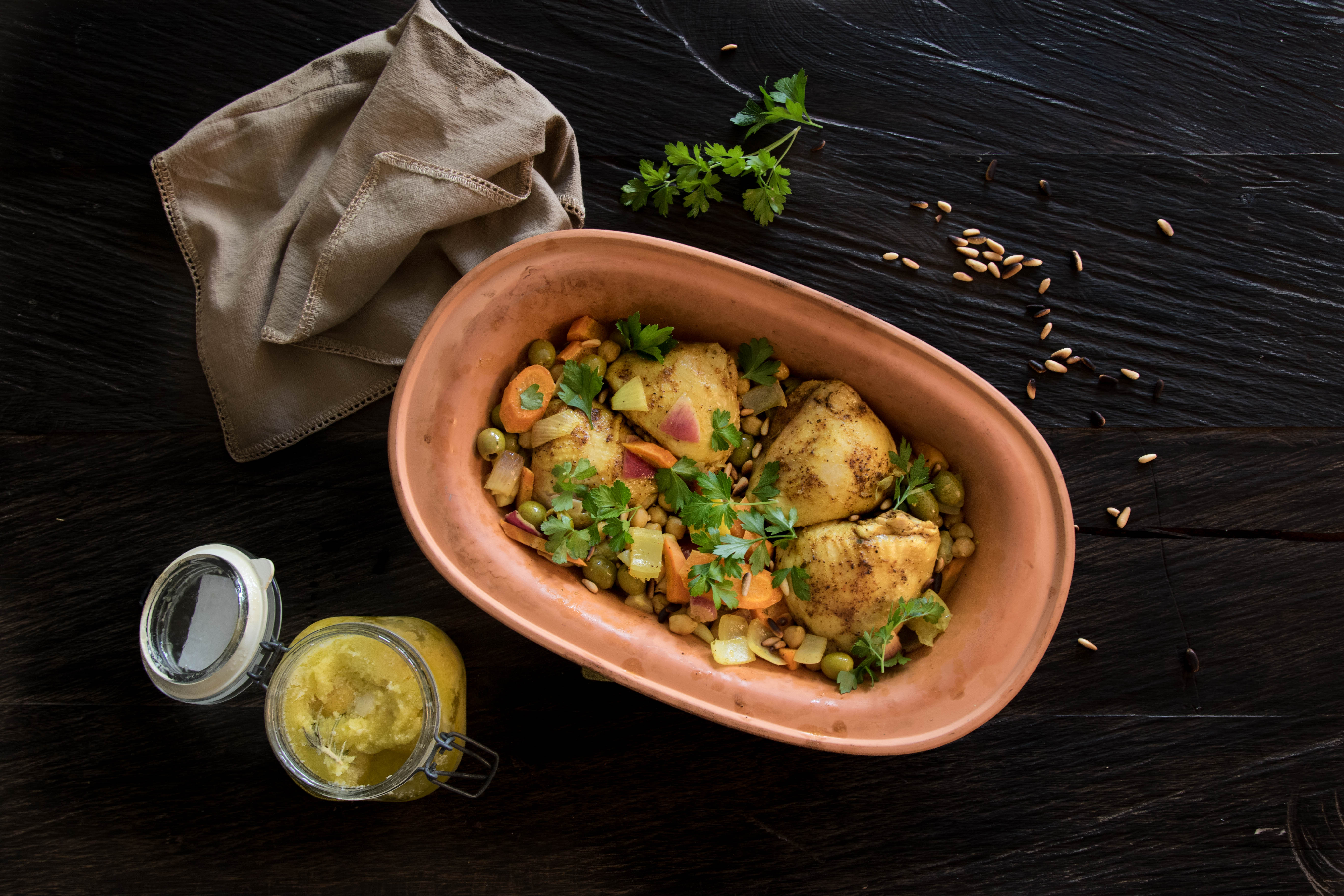 Poulet Tajine mit Oliven, Kichererbsen und Salzzitronen im Römertopf