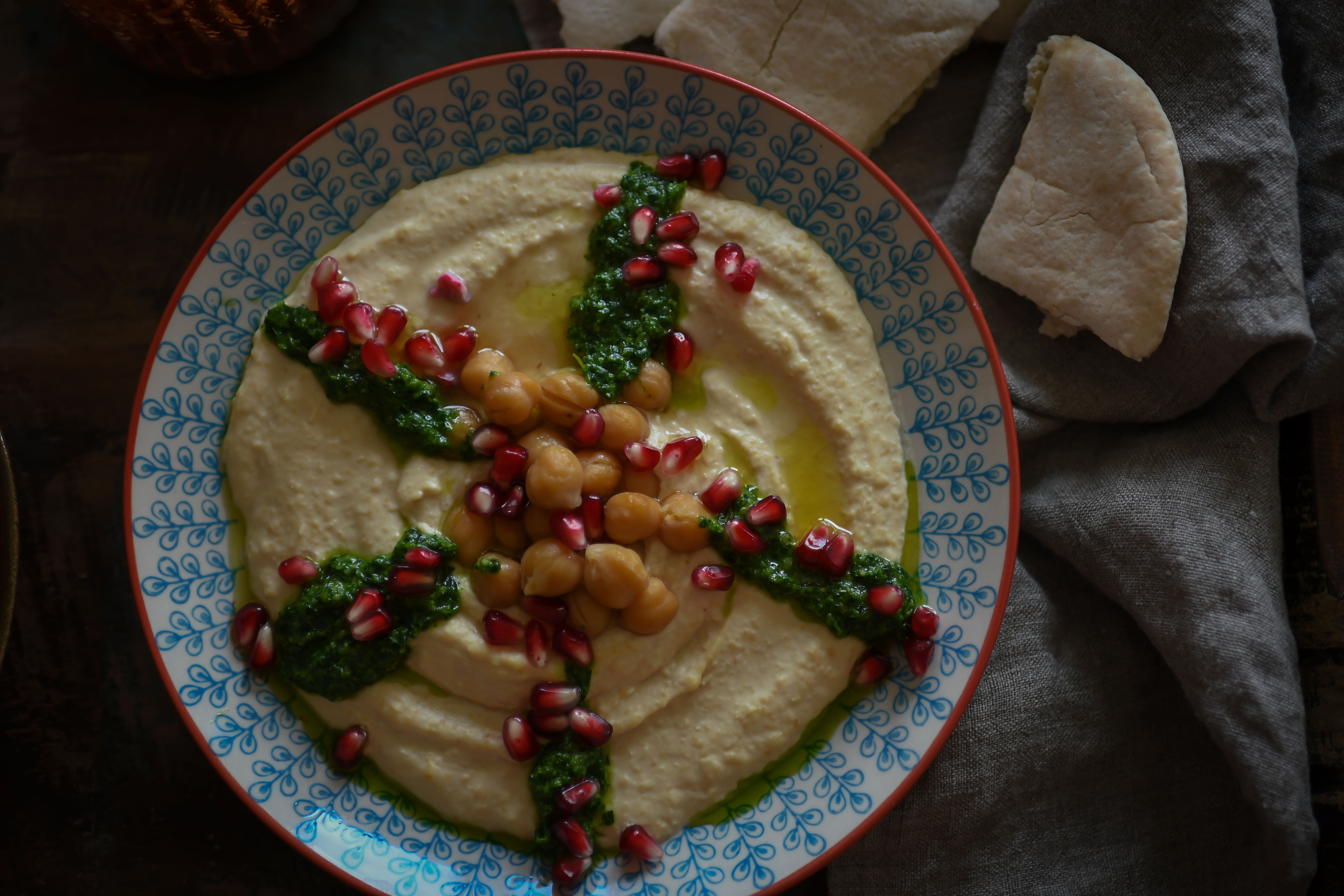 Hummus mit Jogurt und Kräuterpesto