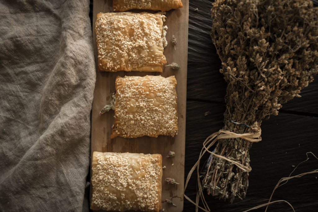 Mit einer Feta-Cottagecheese gefüllte Blätterteigtaschen