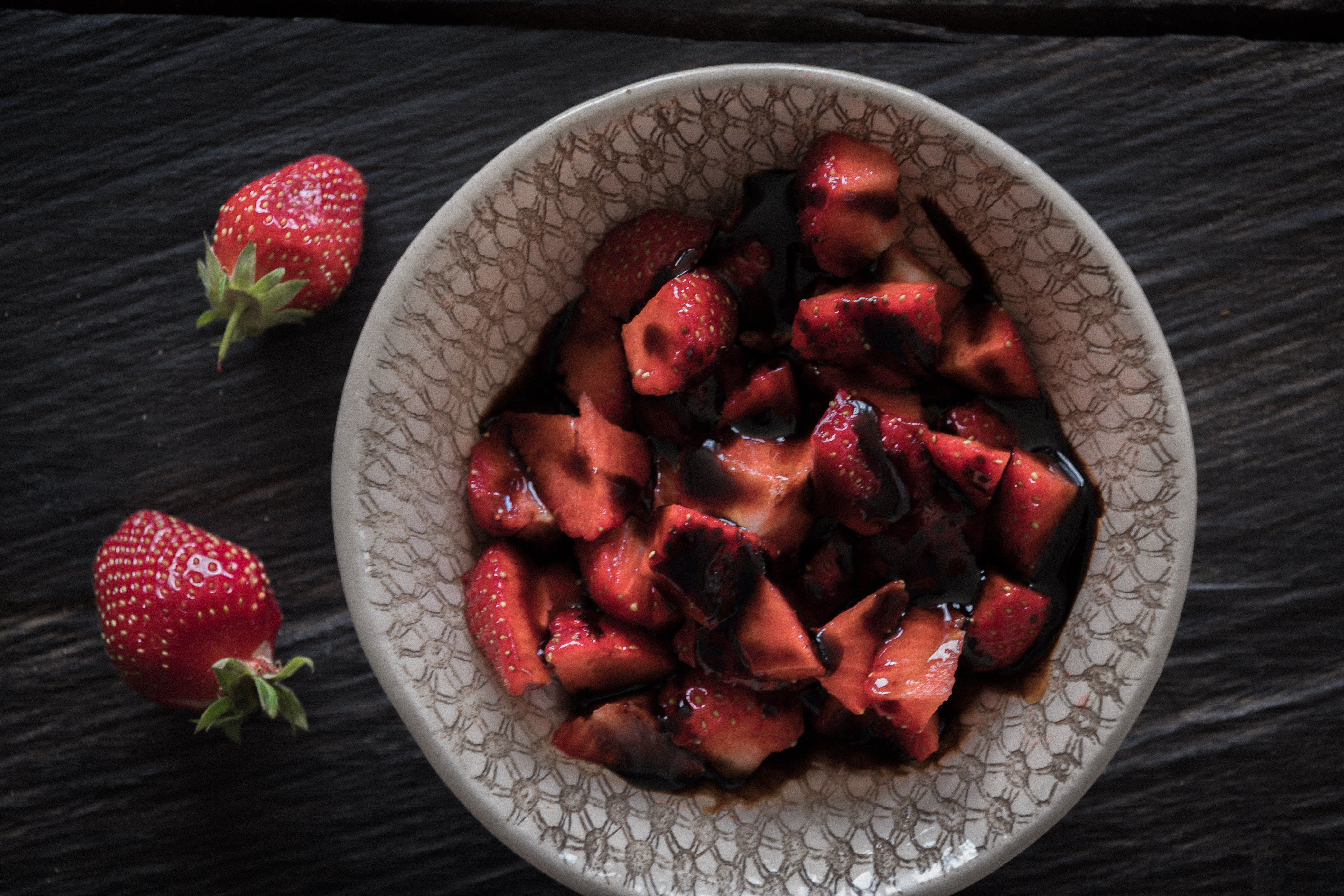 Linsensalat mit frischen Kräutern, marinierten Erdbeeren und Feta