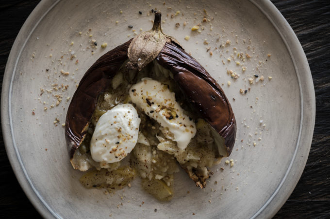 Gebackene Aubergine mit Salzzitrone und Jogurt