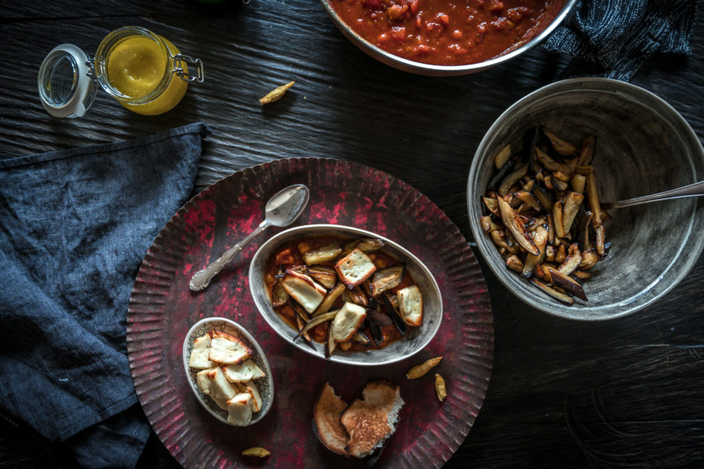 Gebackene Aubergine mit Tomatensauce, dazu gebackener Halloumi