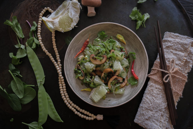 Asiatischer Pomelosalat mit Kefen und Pilzen