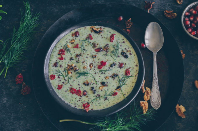 Kalte Gurkensuppe mit Dill und Baumnüssen