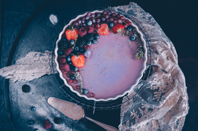 Dessert muss nicht immer süss sein! Probiere diese glutenfreie Torte mit viel Beeren und wenig Zucker.