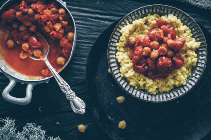 Couscous aus Polenta mit Kichererbsen in Harissa