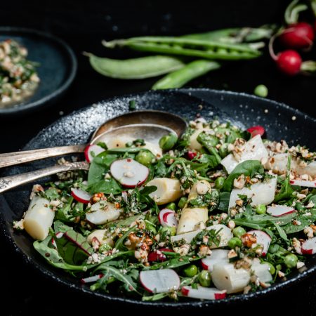 Frühling auf dem Teller: Quinoa mit Spargeln, Radieschen, frischen Erbsen, Kräutern an einer Nuss-Kräuter-Vinaigrette