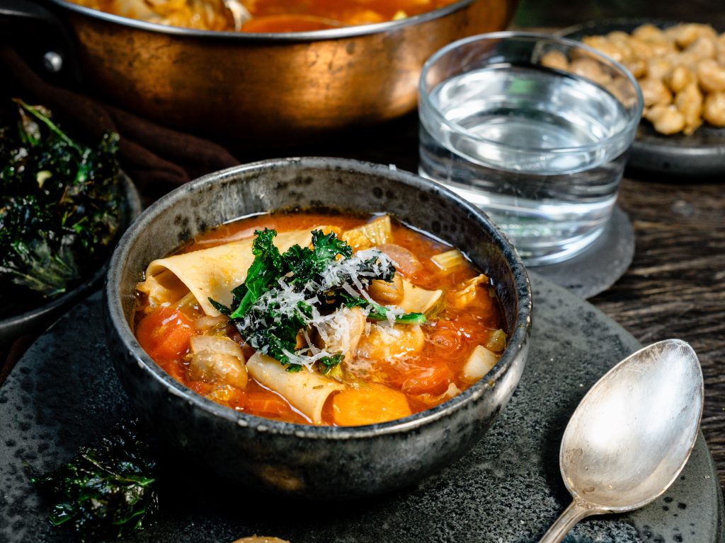 Knusprige weisse Bohnen und Federkohl für den Crunch